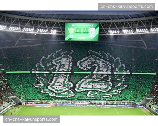 伯纳乌南看台展示巨幅15冠TIFO，向现场球迷分发白色卡片